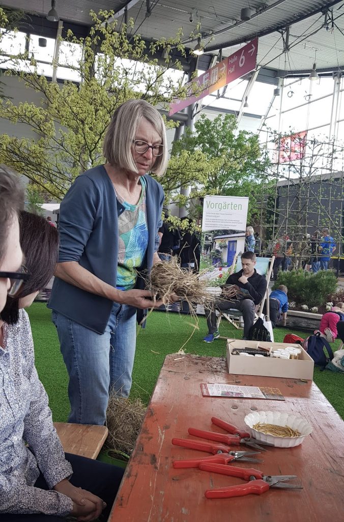 Kreativ Workshop mit Eleonore Schick Gartenmesse Stuttgart DIY Deko mit Moos. Einfach selber machen. Dekoidee aus Heu, Draht, Moos und Blüten Basteln und Kreativsein Kreativ Workshop mit Eleonore Schick Gartenmesse Stuttgart DIY Deko mit Moos. Einfach selber machen. Dekoidee aus Heu, Draht, Moos und Blüten Basteln und Kreativsein