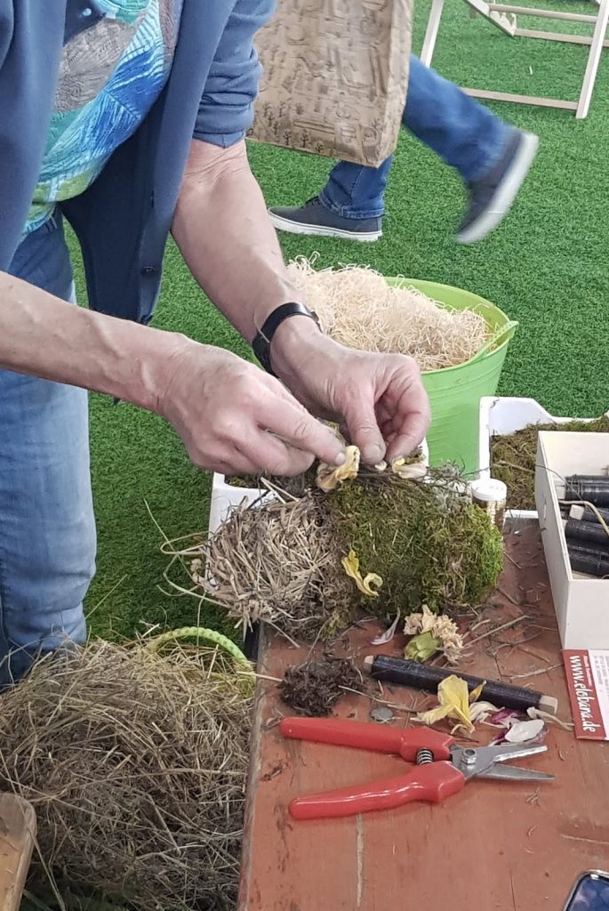 Kreativ Workshop mit Eleonore Schick Gartenmesse Stuttgart DIY Deko mit Moos. Einfach selber machen. Dekoidee aus Heu, Draht, Moos und Blüten Basteln und Kreativsein Kreativ Workshop mit Eleonore Schick Gartenmesse Stuttgart Muttertagsherz Herz DIY Deko mit Moos. Einfach selber machen. Dekoidee aus Heu, Draht, Moos und Blüten Basteln und Kreativsein