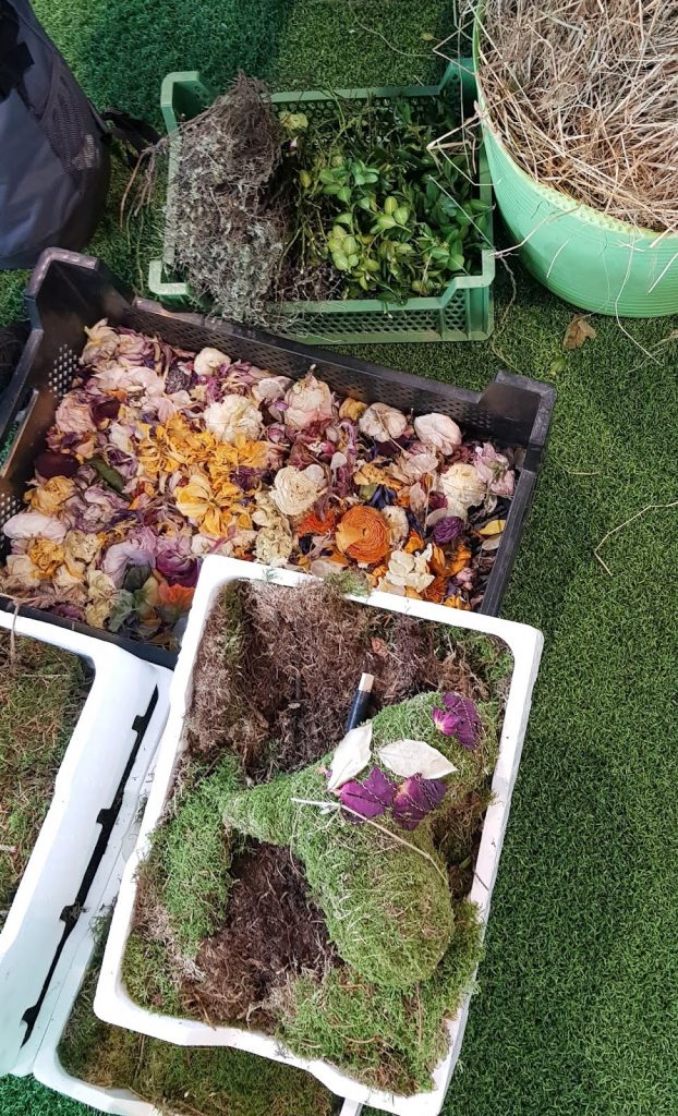 Kreativ Workshop mit Eleonore Schick Gartenmesse Stuttgart DIY Deko mit Moos. Einfach selber machen. Dekoidee aus Heu, Draht, Moos und Blüten Basteln und Kreativsein Kreativ Workshop mit Eleonore Schick Gartenmesse Stuttgart DIY Deko mit Moos. Einfach selber machen. Dekoidee aus Heu, Draht, Moos und Blüten Basteln und Kreativsein