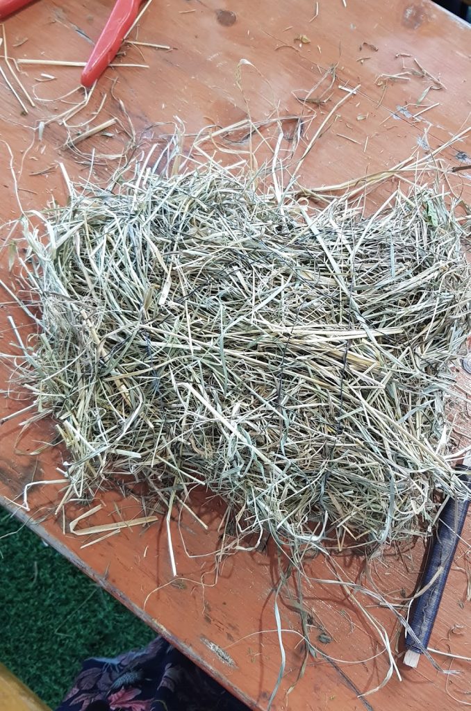 DIY Deko mit Moos. Einfach selber machen. Dekoidee aus Heu, Draht, Moos und Blüten Basteln und Kreativsein DIY Deko mit Moos. Einfach selber machen. Dekoidee aus Heu, Draht, Moos und Blüten Basteln und Kreativsein