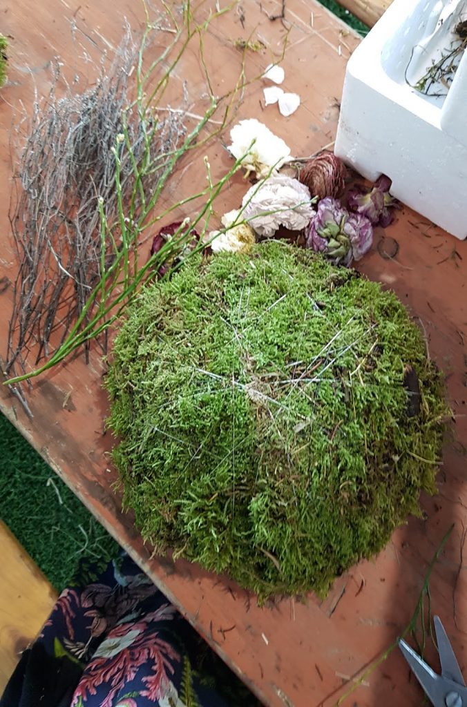 DIY Deko mit Moos. Einfach selber machen. Dekoidee aus Heu, Draht, Moos und Blüten Basteln und Kreativsein DIY Deko mit Moos. Einfach selber machen. Dekoidee aus Heu, Draht, Moos und Blüten Basteln und Kreativsein