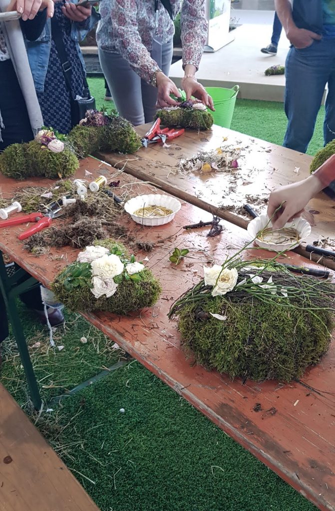 Kreativ Workshop mit Eleonore Schick Gartenmesse Stuttgart DIY Deko mit Moos. Einfach selber machen. Dekoidee aus Heu, Draht, Moos und Blüten Basteln und Kreativsein Kreativ Workshop mit Eleonore Schick Gartenmesse Stuttgart DIY Deko mit Moos. Einfach selber machen. Dekoidee aus Heu, Draht, Moos und Blüten Basteln und Kreativsein