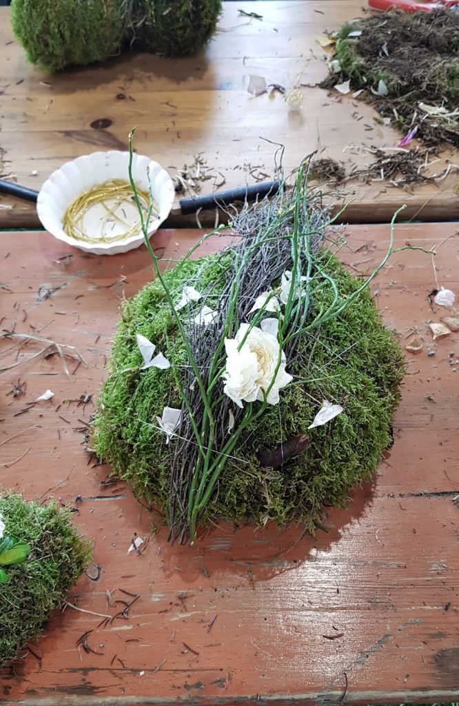 DIY Deko mit Moos. Einfach selber machen. Dekoidee aus Heu, Draht, Moos und Blüten Basteln und Kreativsein DIY Deko mit Moos. Einfach selber machen. Dekoidee aus Heu, Draht, Moos und Blüten Basteln und Kreativsein