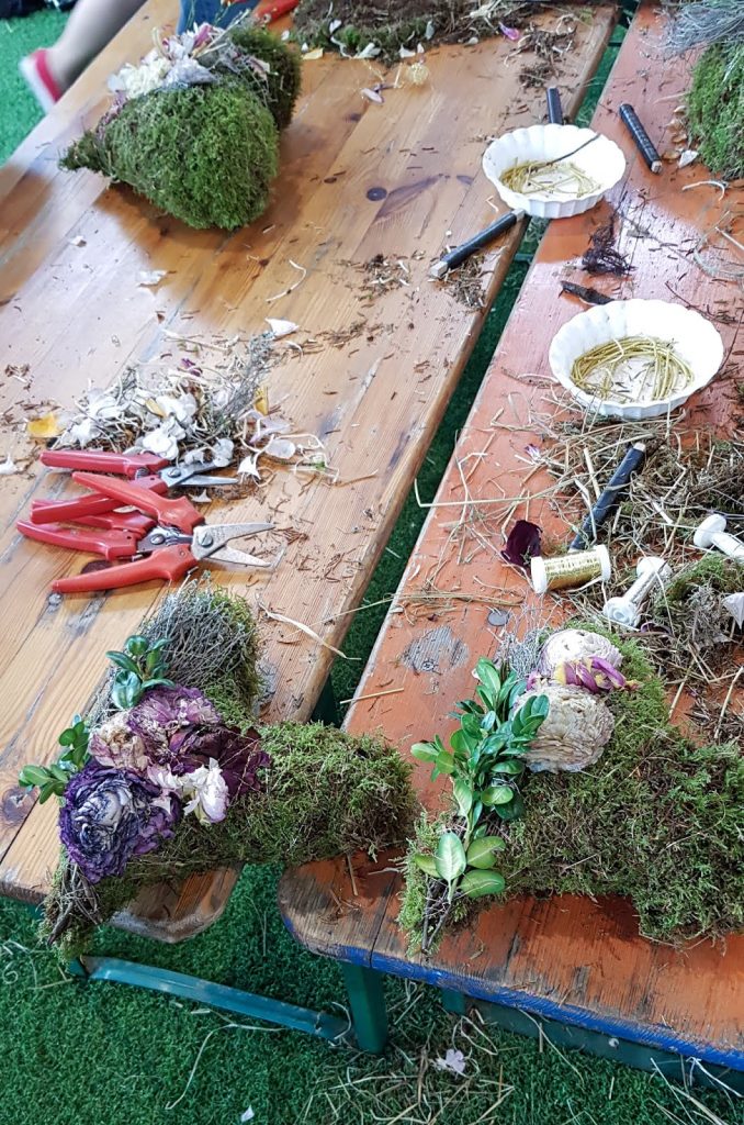 Kreativ Workshop mit Eleonore Schick Gartenmesse Stuttgart DIY Deko mit Moos. Einfach selber machen. Dekoidee aus Heu, Draht, Moos und Blüten Basteln und Kreativsein Kreativ Workshop mit Eleonore Schick Gartenmesse Stuttgart DIY Deko mit Moos. Einfach selber machen. Dekoidee aus Heu, Draht, Moos und Blüten Basteln und Kreativsein