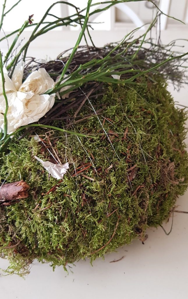 DIY Deko mit Moos. Einfach selber machen. Dekoidee aus Heu, Draht, Moos und Blüten Basteln und Kreativsein DIY Deko mit Moos. Einfach selber machen. Dekoidee aus Heu, Draht, Moos und Blüten Basteln und Kreativsein