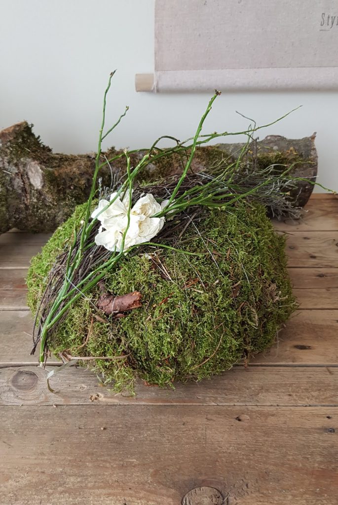 DIY Deko mit Moos. Einfach selber machen. Dekoidee aus Heu, Draht, Moos und Blüten Basteln und Kreativsein DIY Deko mit Moos. Einfach selber machen. Dekoidee aus Heu, Draht, Moos und Blüten Basteln und Kreativsein