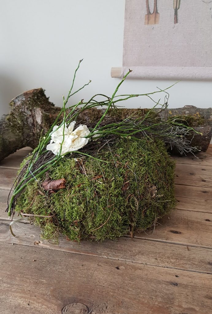 DIY Deko mit Moos. Einfach selber machen. Dekoidee aus Heu, Draht, Moos und Blüten Basteln und Kreativsein DIY Deko mit Moos. Einfach selber machen. Dekoidee aus Heu, Draht, Moos und Blüten Basteln und Kreativsein