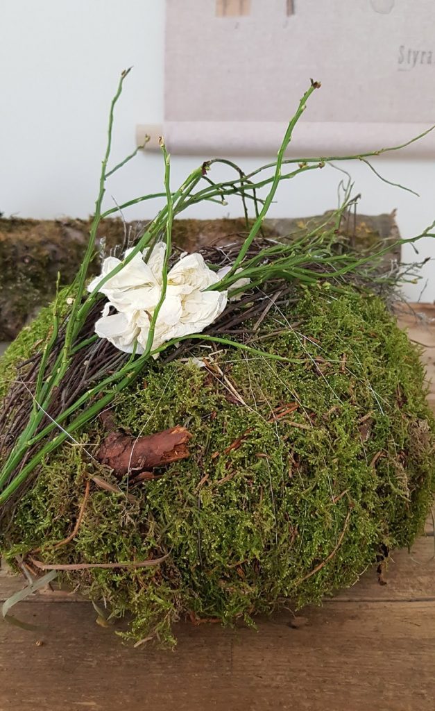 DIY Deko mit Moos. Einfach selber machen. Dekoidee aus Heu, Draht, Moos und Blüten Basteln und Kreativsein DIY Deko mit Moos. Einfach selber machen. Dekoidee aus Heu, Draht, Moos und Blüten Basteln und Kreativsein