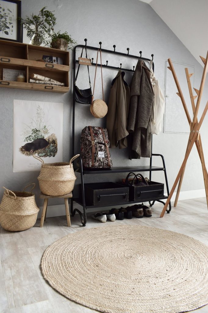 Garderobe Ideen für Flur Einrichtung Dekoidee aufbewahren natürlich wohnen umweltfreundlich Vorhang Teppich Holz Körbe aus Sisal