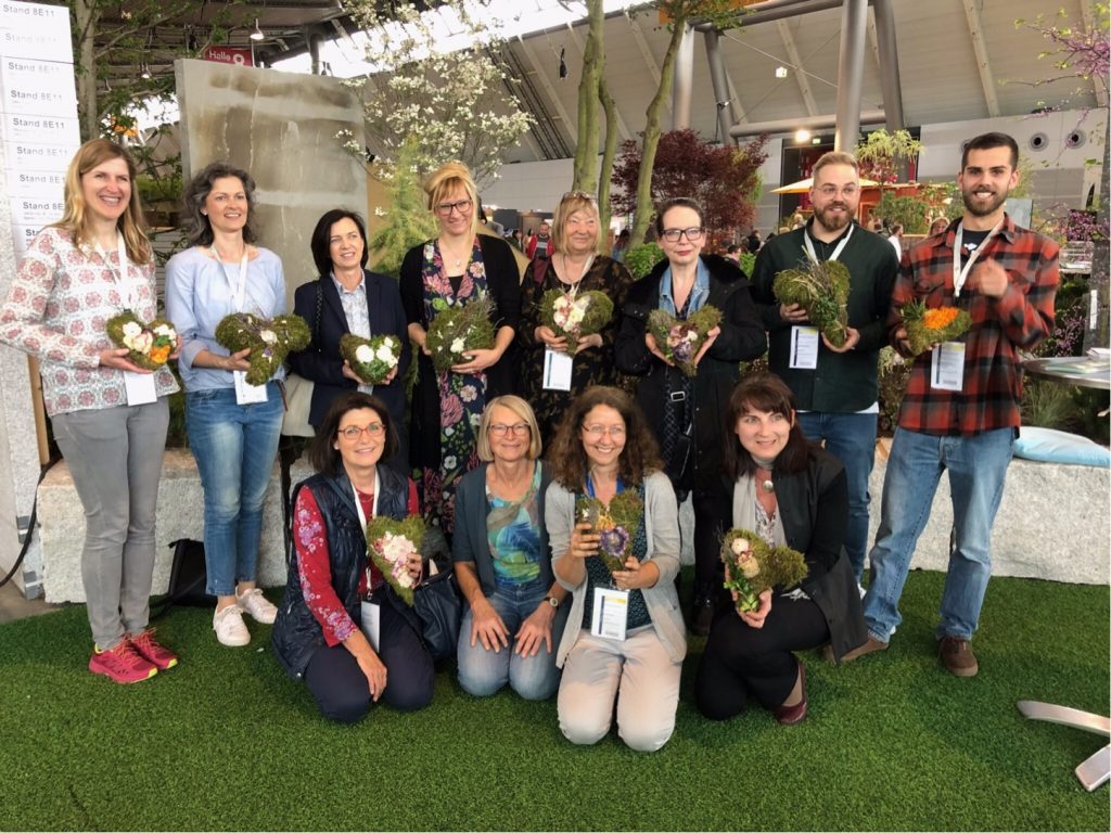Kreativ Workshop mit Eleonore Schick Gartenmesse Stuttgart DIY Deko mit Moos. Einfach selber machen. Dekoidee aus Heu, Draht, Moos und Blüten Basteln und Kreativsein Kreativ Workshop mit Eleonore Schick Gartenmesse Stuttgart DIY Deko mit Moos. Einfach selber machen. Dekoidee aus Heu, Draht, Moos und Blüten Basteln und Kreativsein