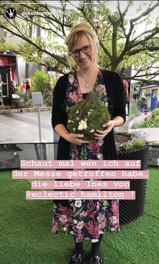 Kreativ Workshop mit Eleonore Schick Gartenmesse Stuttgart DIY Deko mit Moos. Einfach selber machen. Dekoidee aus Heu, Draht, Moos und Blüten Basteln und Kreativsein Kreativ Workshop mit Eleonore Schick Gartenmesse Stuttgart DIY Deko mit Moos. Einfach selber machen. Dekoidee aus Heu, Draht, Moos und Blüten Basteln und Kreativsein