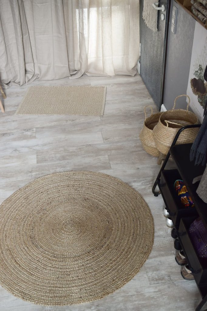 Garderobe Ideen für Flur Einrichtung Dekoidee aufbewahren natürlich wohnen umweltfreundlich Vorhang Teppich Holz Körbe aus Sisal Garderobe Ideen für Flur Einrichtung Dekoidee aufbewahren natürlich wohnen umweltfreundlich Vorhang Teppich Holz Körbe aus Sisal