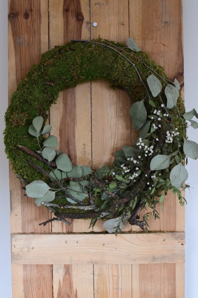 DIY Kranz binden mit Moos, Eukalyptus, Zweigen und Schleierkraut. Mooskranz Ideen Naturdeko für Sommer und Herbst selber machen Dekoidee Dekoration Wanddeko DIY Kranz binden mit Moos, Eukalyptus, Zweigen und Schleierkraut. Mooskranz Ideen Naturdeko für Sommer und Herbst selber machen Dekoidee Dekoration Wanddeko