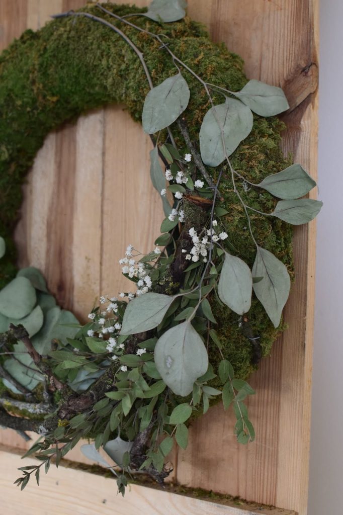 DIY Kranz binden mit Moos, Eukalyptus, Zweigen und Schleierkraut. Mooskranz Ideen Naturdeko für Sommer und Herbst selber machen Dekoidee Dekoration Wanddeko DIY Kranz binden mit Moos, Eukalyptus, Zweigen und Schleierkraut. Mooskranz Ideen Naturdeko für Sommer und Herbst selber machen Dekoidee Dekoration Wanddeko
