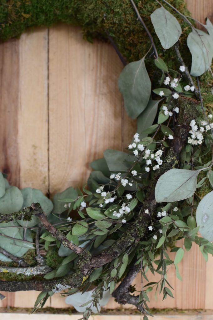 DIY Kranz binden mit Moos, Eukalyptus, Zweigen und Schleierkraut. Mooskranz Ideen Naturdeko für Sommer und Herbst selber machen Dekoidee Dekoration Wanddeko DIY Kranz binden mit Moos, Eukalyptus, Zweigen und Schleierkraut. Mooskranz Ideen Naturdeko für Sommer und Herbst selber machen Dekoidee Dekoration Wanddeko