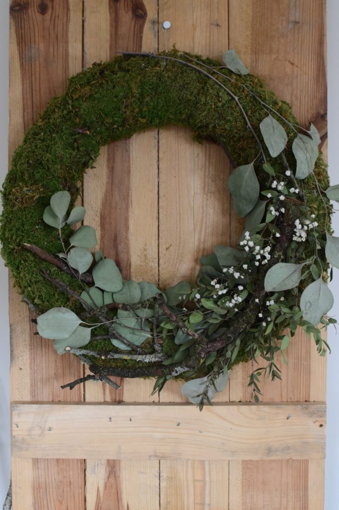 DIY Kranz binden mit Moos, Eukalyptus, Zweigen und Schleierkraut. Mooskranz Ideen Naturdeko für Sommer und Herbst selber machen Dekoidee Dekoration Wanddeko DIY Kranz binden mit Moos, Eukalyptus, Zweigen und Schleierkraut. Mooskranz Ideen Naturdeko für Sommer und Herbst selber machen Dekoidee Dekoration Wanddeko