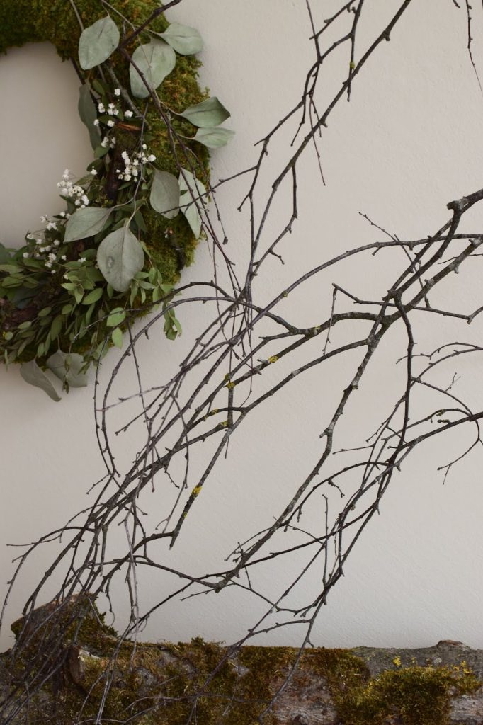 DIY Kranz binden mit Moos, Eukalyptus, Zweigen und Schleierkraut. Mooskranz Ideen Naturdeko für Sommer und Herbst selber machen Dekoidee Dekoration Wanddeko DIY Kranz binden mit Moos, Eukalyptus, Zweigen und Schleierkraut. Mooskranz Ideen Naturdeko für Sommer und Herbst selber machen Dekoidee Dekoration Wanddeko