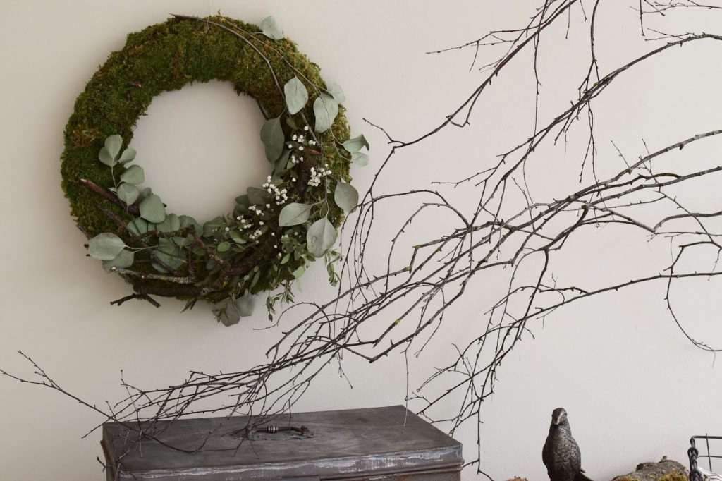 DIY Kranz binden mit Moos, Eukalyptus, Zweigen und Schleierkraut. Mooskranz Ideen Naturdeko für Sommer und Herbst selber machen Dekoidee Dekoration Wanddeko DIY Kranz binden mit Moos, Eukalyptus, Zweigen und Schleierkraut. Mooskranz Ideen Naturdeko für Sommer und Herbst selber machen Dekoidee Dekoration Wanddeko