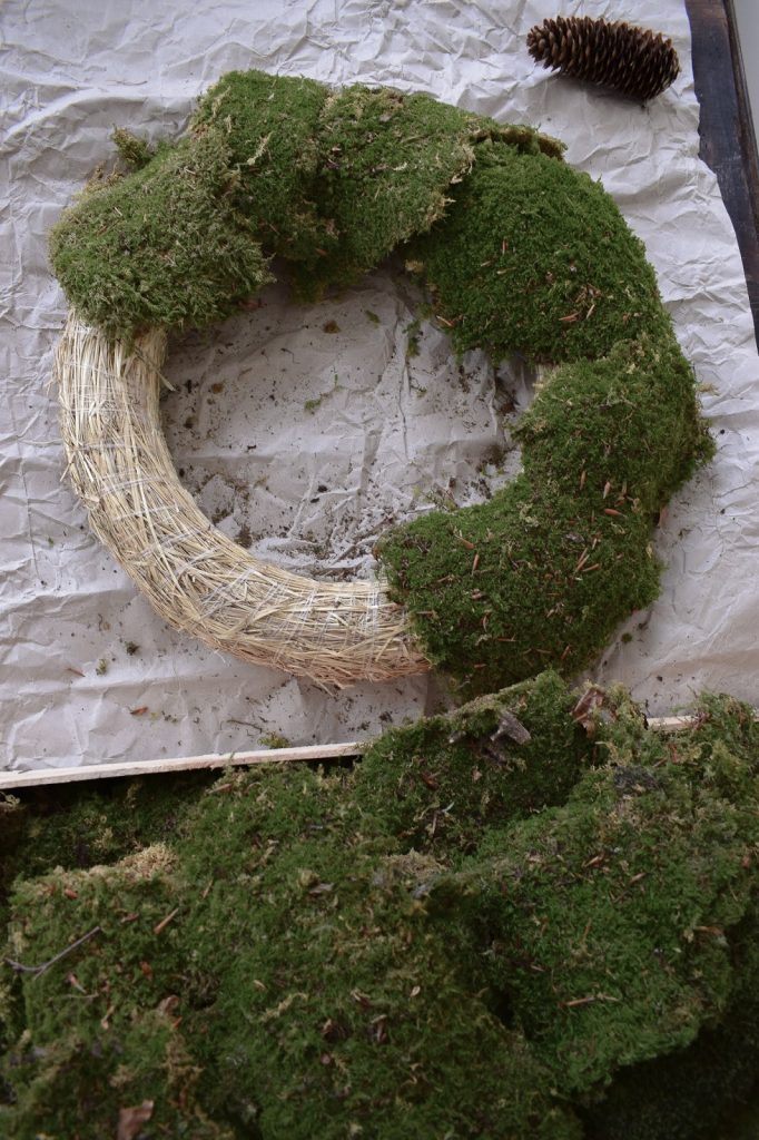 DIY Kranz binden mit Moos. Schritt für Schritt erklärt. Mooskranz Ideen Naturdeko für Sommer und Herbst selber machen Dekoidee Dekoration Wanddeko DIY Kranz binden mit Moos. Schritt für Schritt erklärt. Anleitung Mooskranz Ideen Naturdeko für Sommer und Herbst selber machen Dekoidee Dekoration Wanddeko