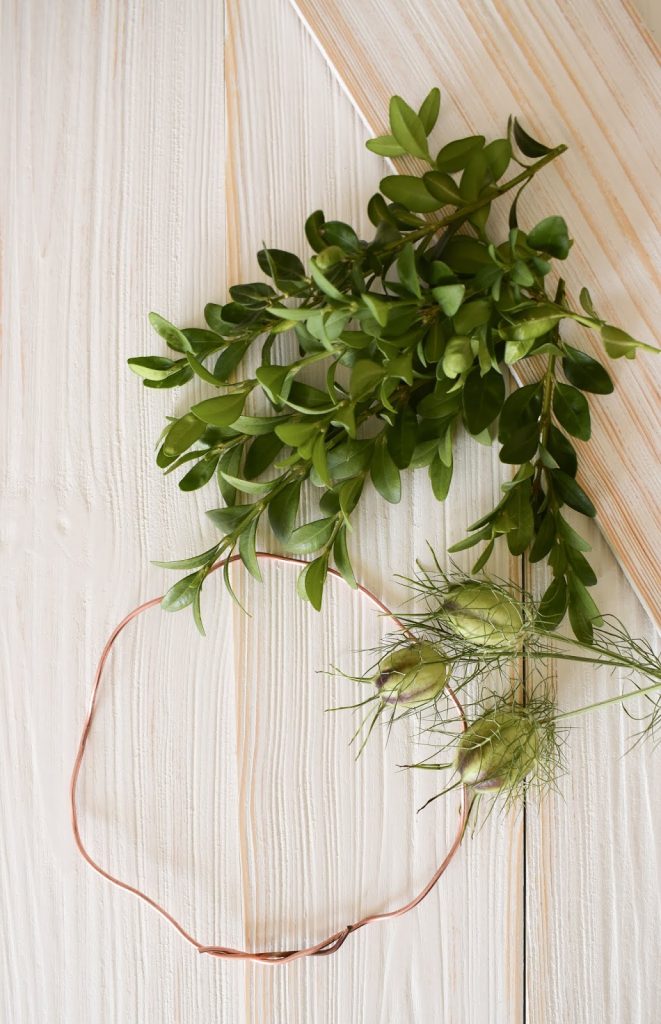 DIY Anleitung Kranz für den Sommer aus Buchs und Samenkapseln der Jungfer im Grünen. Selber machen Naturdeko natürlich dekorieren DIY Anleitung Kranz für den Sommer aus Buchs und Samenkapseln der Jungfer im Grünen. Selber machen Naturdeko natürlich dekorieren
