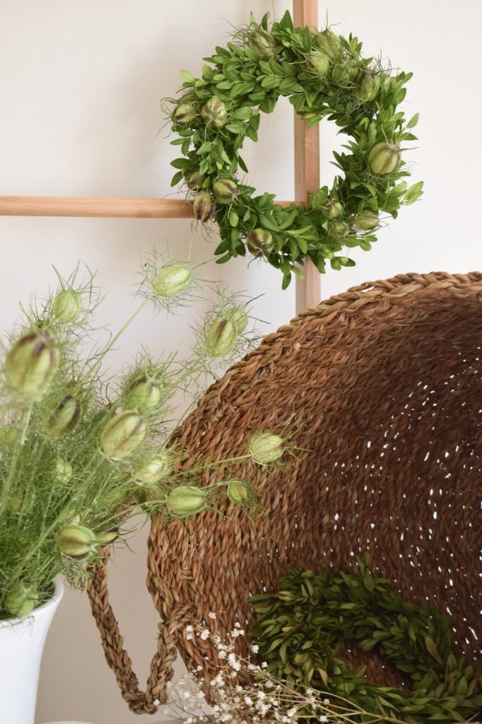 DIY Anleitung Kranz für den Sommer aus Buchs und Samenkapseln der Jungfer im Grünen. Selber machen Naturdeko natürlich dekorieren DIY Anleitung Kranz für den Sommer aus Buchs und Samenkapseln der Jungfer im Grünen. Selber machen Naturdeko natürlich dekorieren