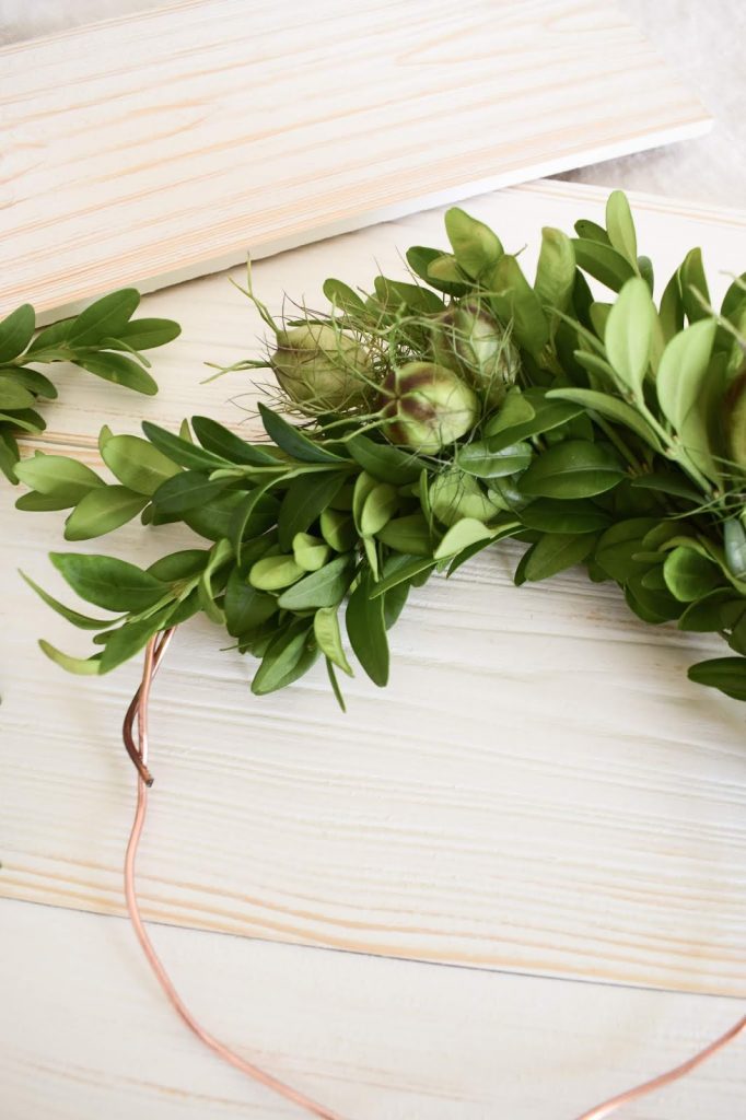 DIY Anleitung Kranz für den Sommer aus Buchs und Samenkapseln der Jungfer im Grünen. Selber machen Naturdeko natürlich dekorieren DIY Anleitung Kranz für den Sommer aus Buchs und Samenkapseln der Jungfer im Grünen. Selber machen Naturdeko natürlich dekorieren