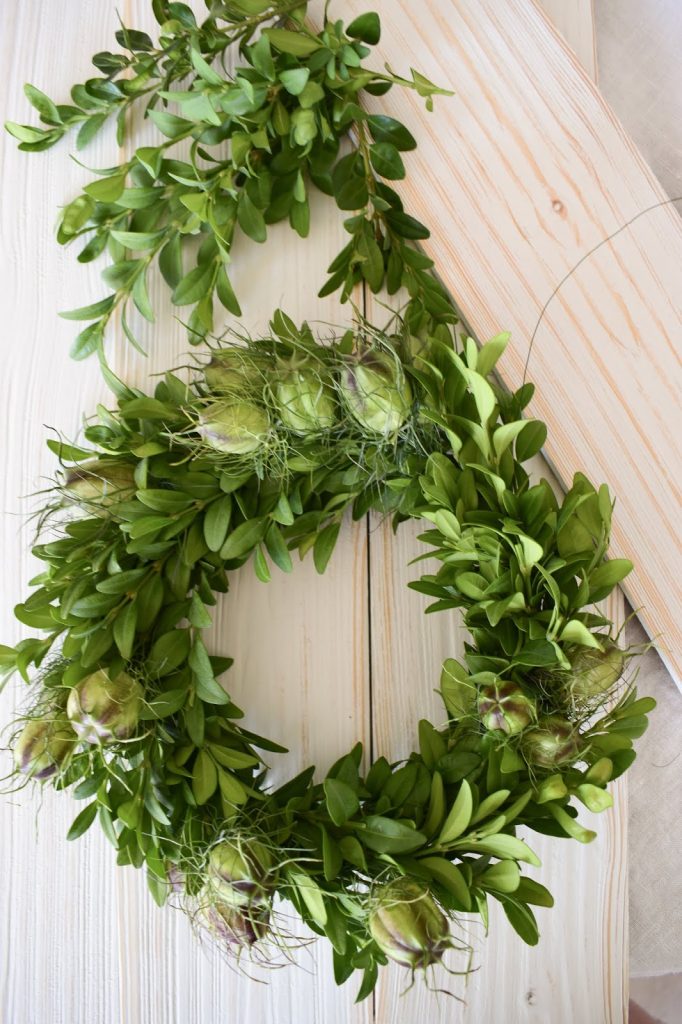 DIY Anleitung Kranz für den Sommer aus Buchs und Samenkapseln der Jungfer im Grünen. Selber machen Naturdeko natürlich dekorieren DIY Anleitung Kranz für den Sommer aus Buchs und Samenkapseln der Jungfer im Grünen. Selber machen Naturdeko natürlich dekorieren
