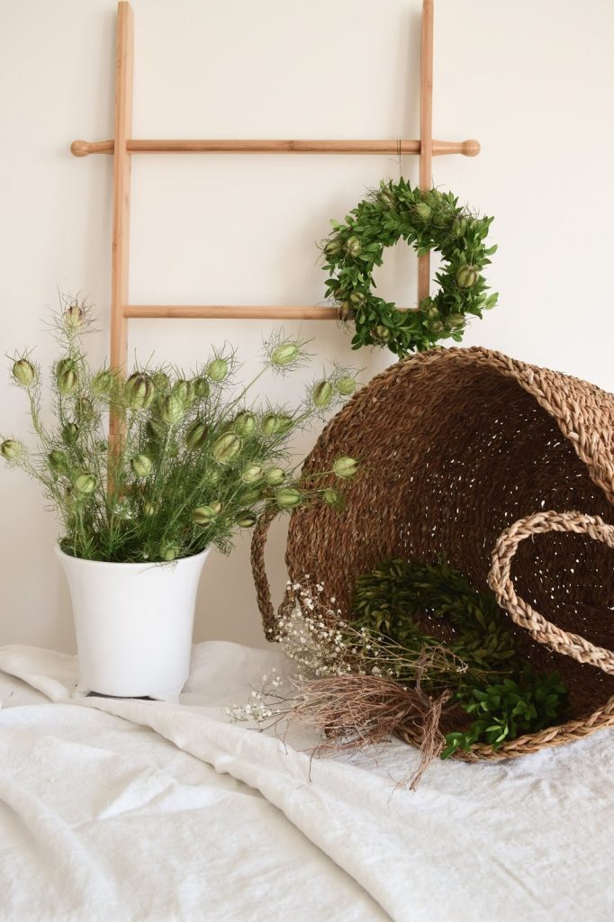 DIY Anleitung Kranz für den Sommer aus Buchs und Samenkapseln der Jungfer im Grünen. Selber machen Naturdeko natürlich dekorieren