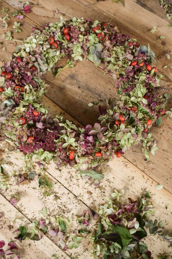 Hortensienkranz Anleitung zum selber binden mit Fetter Henne Hagebutte Hagebutten Kränze Dekoidee Herbst Kranz binden für Anfaenger herbstlich dekorieren kränze DIY Hortensienkranz Anleitung zum selber binden mit Fetter Henne Hagebutte Hagebutten Kränze Dekoidee Herbst Kranz binden für Anfaenger herbstlich dekorieren kränze DIY
