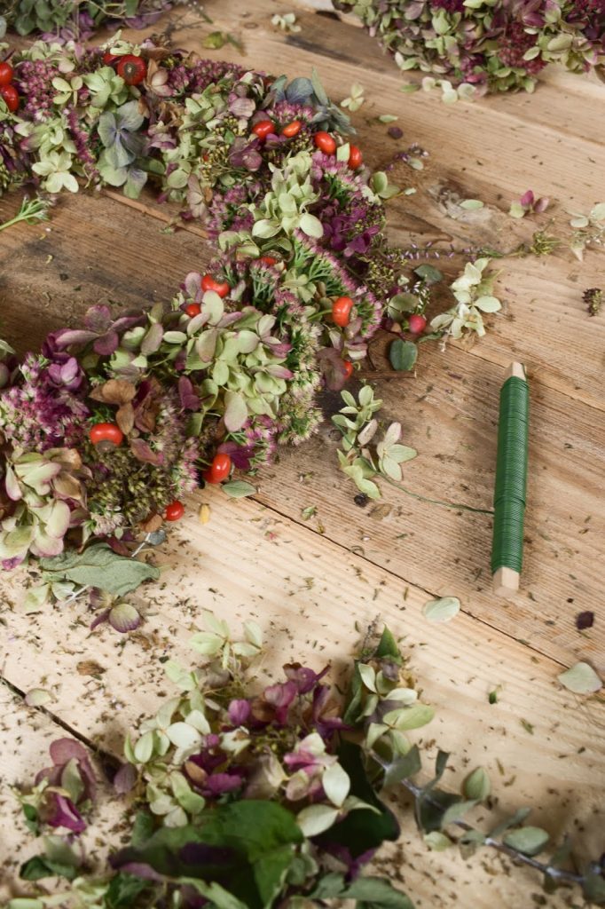 Hortensienkranz Anleitung zum selber binden mit Fetter Henne Hagebutte Hagebutten Kränze Dekoidee Herbst Kranz binden für Anfaenger herbstlich dekorieren kränze DIY Hortensienkranz Anleitung zum selber binden mit Fetter Henne Hagebutte Hagebutten Kränze Dekoidee Herbst Kranz binden für Anfaenger herbstlich dekorieren kränze DIY