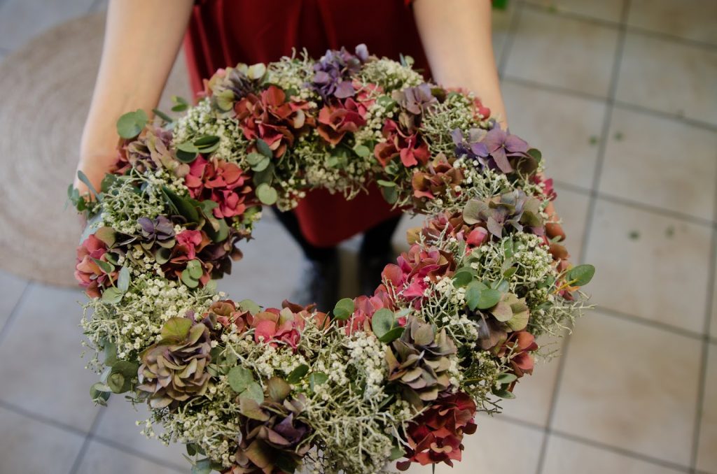 DIY Kranz für den Herbst. Dekoidee selber machen Kränze: Hortensien Fette Henne Eukalyptus Pistazienzweige Herbstkranz binden Workshop Kreativ Natürlich Ideenreich DIY Kranz für den Herbst. Dekoidee selber machen Kränze: Hortensien Fette Henne Eukalyptus Pistazienzweige Herbstkranz binden Workshop Kreativ Natürlich Ideenreich
