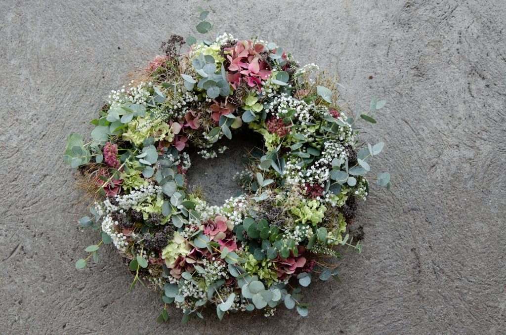 DIY Kranz für den Herbst. Dekoidee selber machen Kränze: Hortensien Fette Henne Eukalyptus Pistazienzweige Herbstkranz binden Workshop Kreativ Natürlich Ideenreich DIY Kranz für den Herbst. Dekoidee selber machen Kränze: Hortensien Fette Henne Eukalyptus Pistazienzweige Herbstkranz binden Workshop Kreativ Natürlich Ideenreich