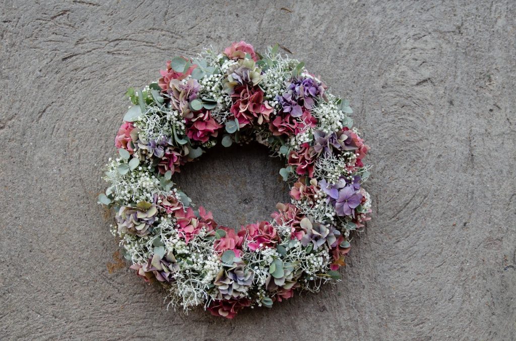 DIY Kranz für den Herbst. Dekoidee selber machen Kränze: Hortensien Fette Henne Eukalyptus Pistazienzweige Herbstkranz binden Workshop Kreativ Natürlich Ideenreich DIY Kranz für den Herbst. Dekoidee selber machen Kränze: Hortensien Fette Henne Eukalyptus Pistazienzweige Herbstkranz binden Workshop Kreativ Natürlich Ideenreich
