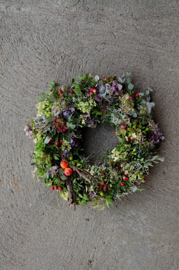 DIY Kranz für den Herbst. Dekoidee selber machen Kränze: Hortensien Fette Henne Eukalyptus Pistazienzweige Herbstkranz binden Workshop Kreativ Natürlich Ideenreich DIY Kranz für den Herbst. Dekoidee selber machen Kränze: Hortensien Fette Henne Eukalyptus Pistazienzweige Herbstkranz binden Workshop Kreativ Natürlich Ideenreich