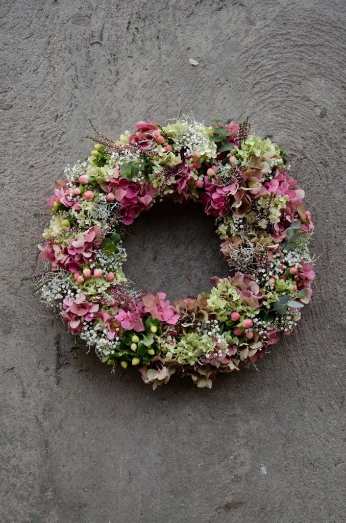 DIY Kranz für den Herbst. Dekoidee selber machen Kränze: Hortensien Fette Henne Eukalyptus Pistazienzweige Herbstkranz binden Workshop Kreativ Natürlich Ideenreich DIY Kranz für den Herbst. Dekoidee selber machen Kränze: Hortensien Fette Henne Eukalyptus Pistazienzweige Herbstkranz binden Workshop Kreativ Natürlich Ideenreich