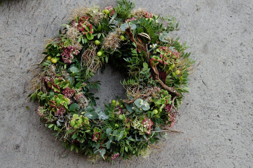 DIY Kranz für den Herbst. Dekoidee selber machen Kränze: Hortensien Fette Henne Eukalyptus Pistazienzweige Herbstkranz binden Workshop Kreativ Natürlich Ideenreich DIY Kranz für den Herbst. Dekoidee selber machen Kränze: Hortensien Fette Henne Eukalyptus Pistazienzweige Herbstkranz binden Workshop Kreativ Natürlich Ideenreich