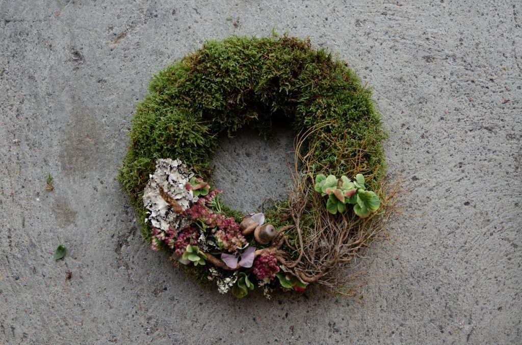 DIY Kranz für den Herbst. Dekoidee selber machen Kränze: Moos und Naturmaterialien DIY Kranz für den Herbst. Dekoidee selber machen Kränze: Moos und Naturmaterialien