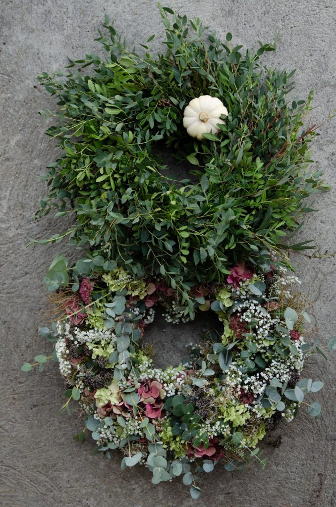 DIY Kranz für den Herbst. Dekoidee selber machen Kränze: Hortensien Fette Henne Eukalyptus Pistazienzweige Herbstkranz binden Workshop Kreativ Natürlich Ideenreich DIY Kranz für den Herbst. Dekoidee selber machen Kränze: Hortensien Fette Henne Eukalyptus Pistazienzweige Herbstkranz binden Workshop Kreativ Natürlich Ideenreich