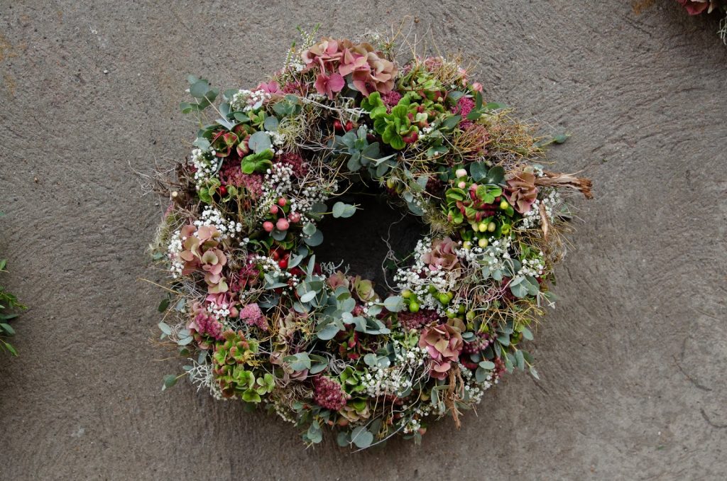 DIY Kranz für den Herbst. Dekoidee selber machen Kränze: Hortensien Fette Henne Eukalyptus Pistazienzweige Herbstkranz binden Workshop Kreativ Natürlich Ideenreich DIY Kranz für den Herbst. Dekoidee selber machen Kränze: Hortensien Fette Henne Eukalyptus Pistazienzweige Herbstkranz binden Workshop Kreativ Natürlich Ideenreich