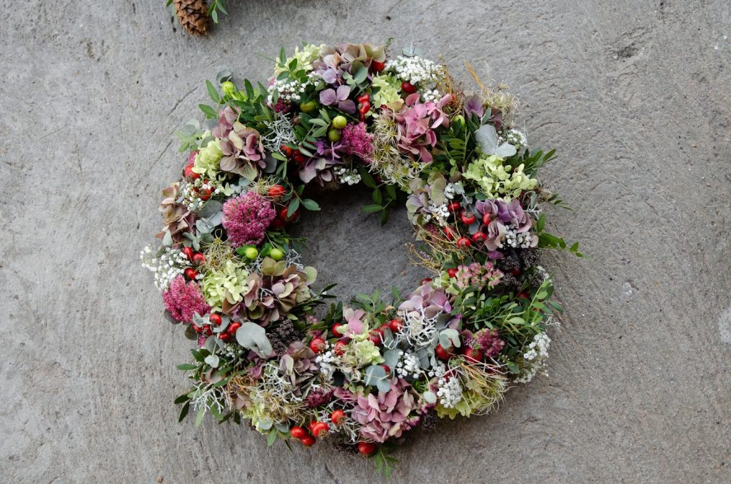 DIY Kranz für den Herbst. Dekoidee selber machen Kränze: Hortensien Fette Henne Eukalyptus Pistazienzweige Herbstkranz binden Workshop Kreativ Natürlich Ideenreich DIY Kranz für den Herbst. Dekoidee selber machen Kränze: Hortensien Fette Henne Eukalyptus Pistazienzweige Herbstkranz binden Workshop Kreativ Natürlich Ideenreich
