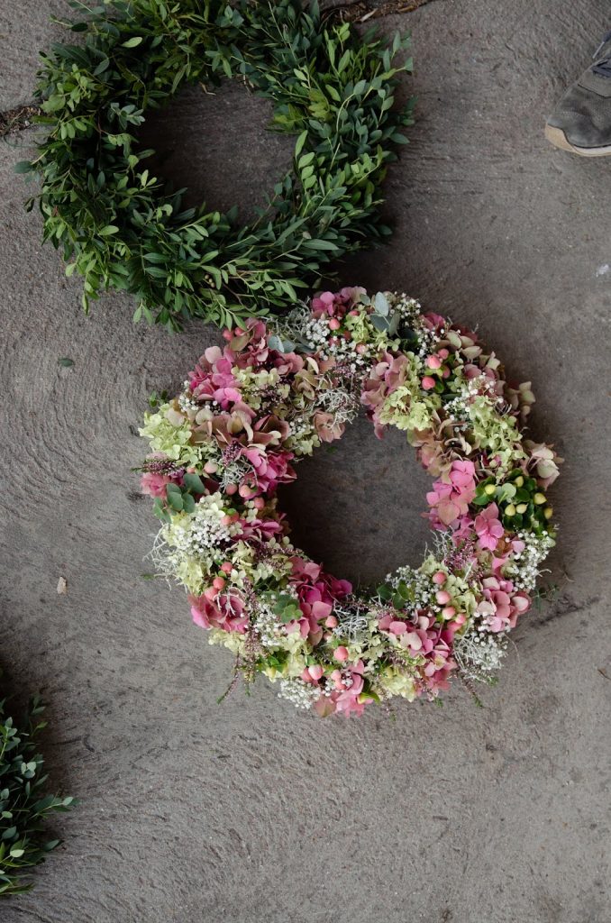 DIY Kranz für den Herbst. Dekoidee selber machen Kränze: Hortensien Fette Henne Eukalyptus Pistazienzweige Herbstkranz binden Workshop Kreativ Natürlich Ideenreich DIY Kranz für den Herbst. Dekoidee selber machen Kränze: Hortensien Fette Henne Eukalyptus Pistazienzweige Herbstkranz binden Workshop Kreativ Natürlich Ideenreich