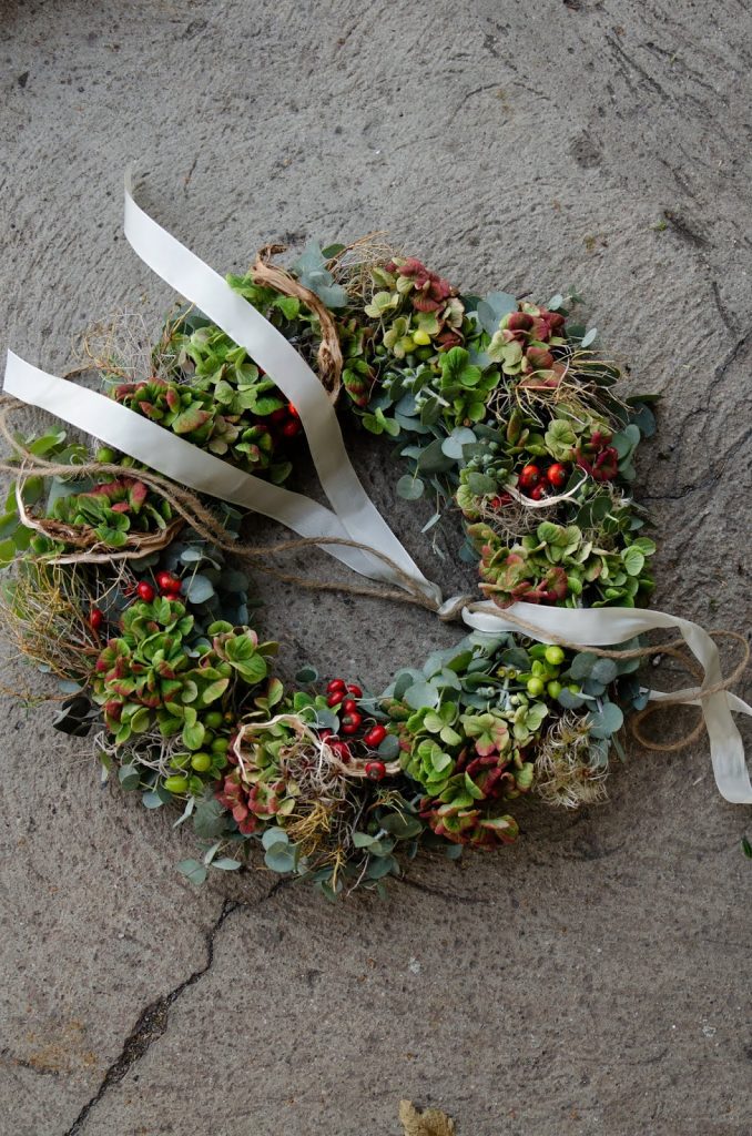 DIY Kranz für den Herbst. Dekoidee selber machen Kränze: Hortensien Fette Henne Eukalyptus Pistazienzweige Herbstkranz binden Workshop Kreativ Natürlich Ideenreich DIY Kranz für den Herbst. Dekoidee selber machen Kränze: Hortensien Fette Henne Eukalyptus Pistazienzweige Herbstkranz binden Workshop Kreativ Natürlich Ideenreich