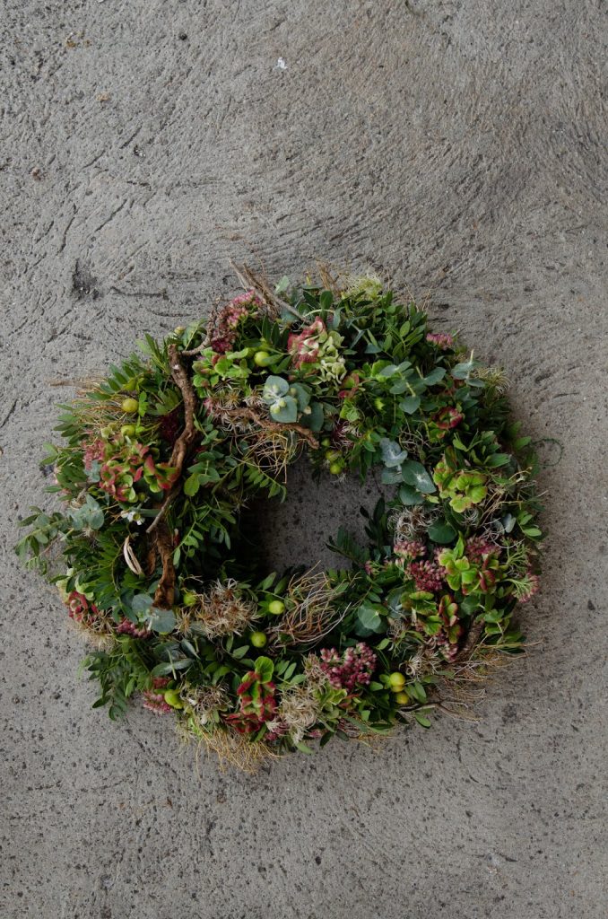 DIY Kranz für den Herbst. Dekoidee selber machen Kränze: Hortensien Fette Henne Eukalyptus Pistazienzweige Herbstkranz binden Workshop Kreativ Natürlich Ideenreich DIY Kranz für den Herbst. Dekoidee selber machen Kränze: Hortensien Fette Henne Eukalyptus Pistazienzweige Herbstkranz binden Workshop Kreativ Natürlich Ideenreich