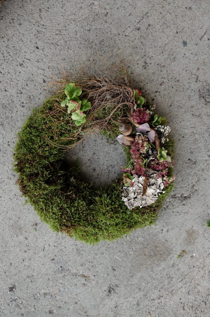 DIY Kranz für den Herbst. Dekoidee selber machen Kränze: Moos und Naturmaterialien DIY Kranz für den Herbst. Dekoidee selber machen Kränze: Moos und Naturmaterialien