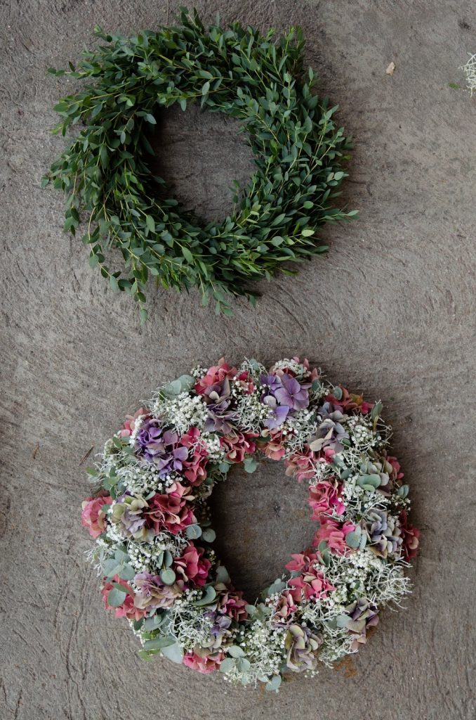 DIY Kranz für den Herbst. Dekoidee selber machen Kränze: Hortensien Fette Henne Eukalyptus Pistazienzweige Herbstkranz binden Workshop Kreativ Natürlich Ideenreich DIY Kranz für den Herbst. Dekoidee selber machen Kränze: Hortensien Fette Henne Eukalyptus Pistazienzweige Herbstkranz binden Workshop Kreativ Natürlich Ideenreich