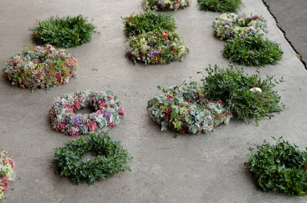 DIY Kranz für den Herbst. Dekoidee selber machen Kränze: Hortensien Fette Henne Eukalyptus Pistazienzweige Herbstkranz binden Workshop Kreativ Natürlich Ideenreich