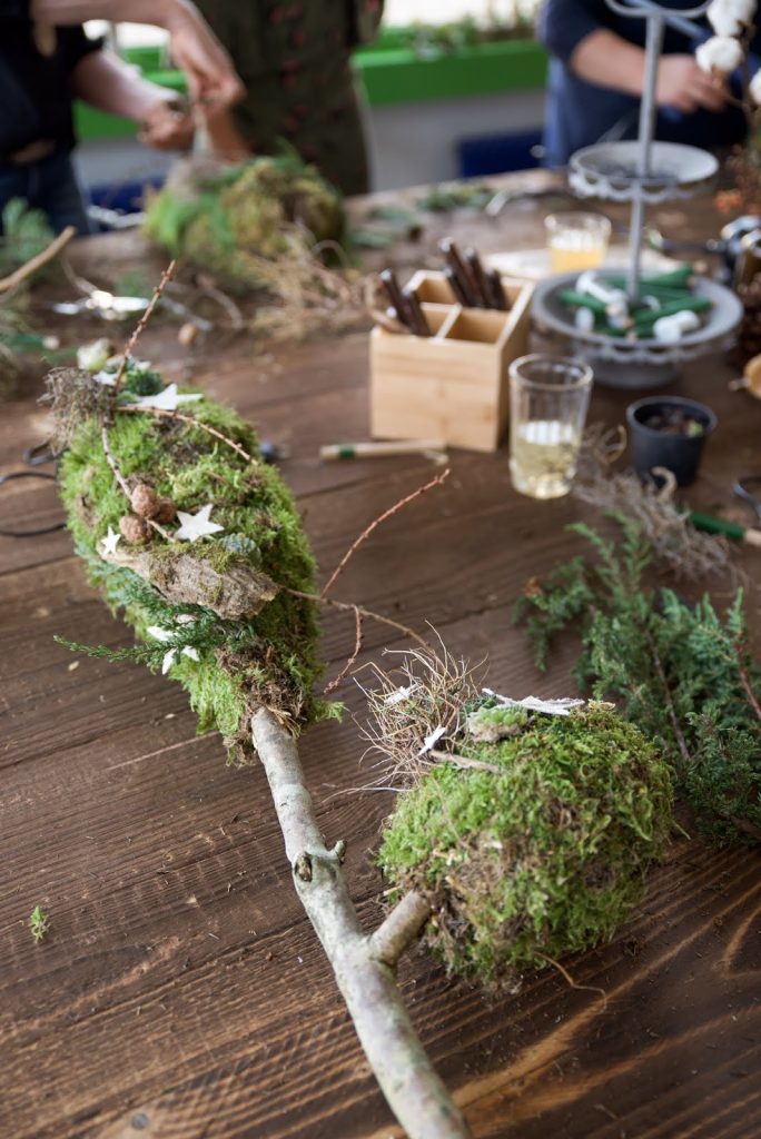 Workshop Rückblick Winterdeko aus Naturmaterialien von Kreativ-Natürlich-Ideenreich: Dekostab Gartenstab Mooskranz Winterbäume Winterbaum mit tollen Materialien Ideen Inspirationen Kreativsein winterliche Deko und mehr gestalten Workshop Rückblick Winterdeko aus Naturmaterialien von Kreativ-Natürlich-Ideenreich: Dekostab Gartenstab Mooskranz Winterbäume Winterbaum mit tollen Materialien Ideen Inspirationen Kreativsein winterliche Deko und mehr gestalten