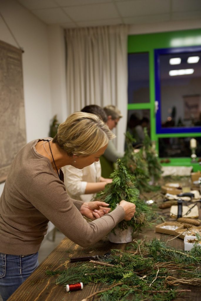 Workshop Rückblick Winterdeko aus Naturmaterialien von Kreativ-Natürlich-Ideenreich: Dekostab Gartenstab Mooskranz Winterbäume Winterbaum mit tollen Materialien Ideen Inspirationen Kreativsein winterliche Deko und mehr gestalten Workshop Rückblick Winterdeko aus Naturmaterialien von Kreativ-Natürlich-Ideenreich: Dekostab Gartenstab Mooskranz Winterbäume Winterbaum mit tollen Materialien Ideen Inspirationen Kreativsein winterliche Deko und mehr gestalten
