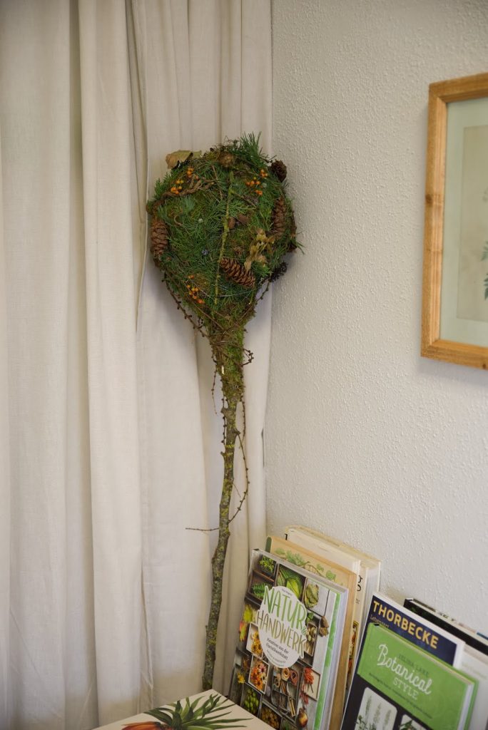 Workshop Rückblick Winterdeko aus Naturmaterialien von Kreativ-Natürlich-Ideenreich: Dekostab Gartenstab Mooskranz Winterbäume Winterbaum mit tollen Materialien Ideen Inspirationen Kreativsein winterliche Deko und mehr gestalten Workshop Rückblick Winterdeko aus Naturmaterialien von Kreativ-Natürlich-Ideenreich: Dekostab Gartenstab Mooskranz Winterbäume Winterbaum mit tollen Materialien Ideen Inspirationen Kreativsein winterliche Deko und mehr gestalten