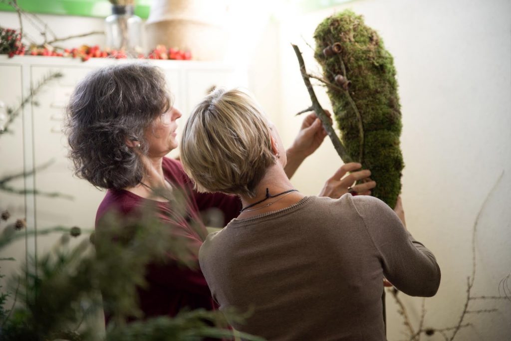 Workshop Rückblick Winterdeko aus Naturmaterialien von Kreativ-Natürlich-Ideenreich: Dekostab Gartenstab Mooskranz Winterbäume Winterbaum mit tollen Materialien Ideen Inspirationen Kreativsein winterliche Deko und mehr gestalten Workshop Rückblick Winterdeko aus Naturmaterialien von Kreativ-Natürlich-Ideenreich: Dekostab Gartenstab Mooskranz Winterbäume Winterbaum mit tollen Materialien Ideen Inspirationen Kreativsein winterliche Deko und mehr gestalten